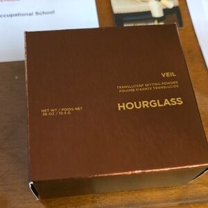 Hourglass Veil Setting Powder in Translucent Medium